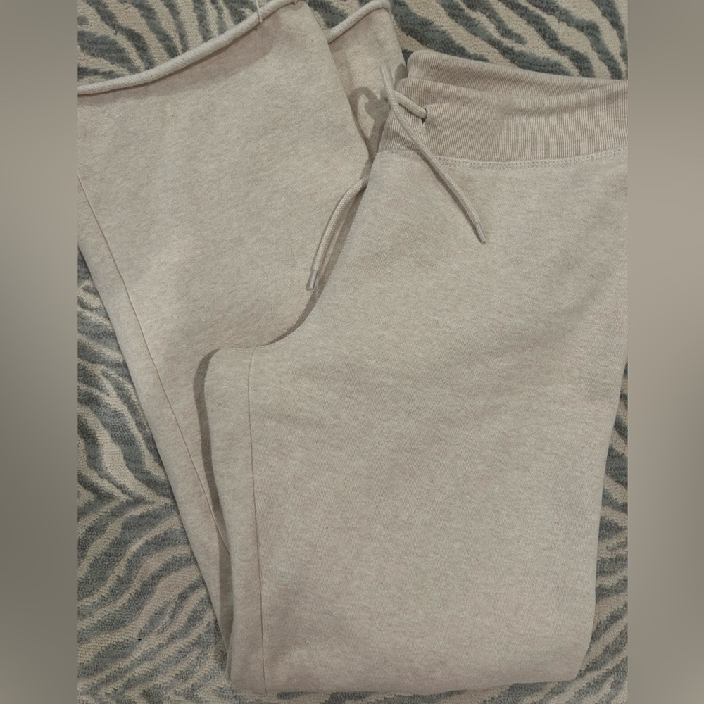Brandy Melville Wide Leg Yoga Crème Color Sweatpants Raw Hem - Picture 9 of 9